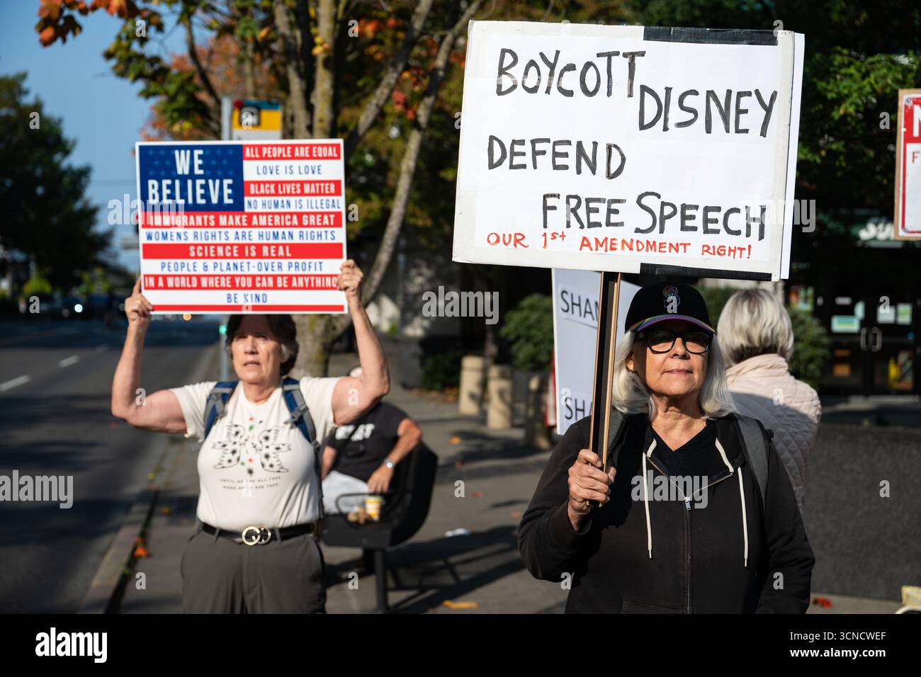 Seattle, USA. September 2025. Um 10:00 Uhr protesten Demonstranten vor dem Sender der Sinclair Broadcasting Group Komo News während der Demonstration mit Jimmy - Defund Disney. James Anderson/Alamy Live News Stockfoto