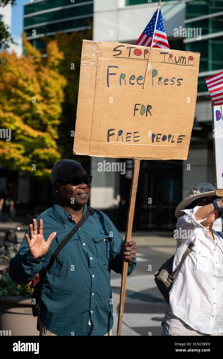 Seattle, USA. September 2025. Um 10:00 Uhr protesten Demonstranten vor dem Sender der Sinclair Broadcasting Group Komo News während der Demonstration mit Jimmy - Defund Disney. James Anderson/Alamy Live News Stockfoto