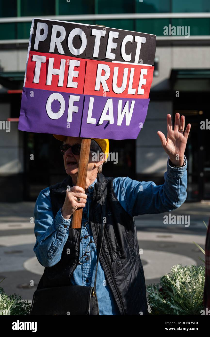 Seattle, USA. September 2025. Um 10:00 Uhr protesten Demonstranten vor dem Sender der Sinclair Broadcasting Group Komo News während der Demonstration mit Jimmy - Defund Disney. James Anderson/Alamy Live News Stockfoto