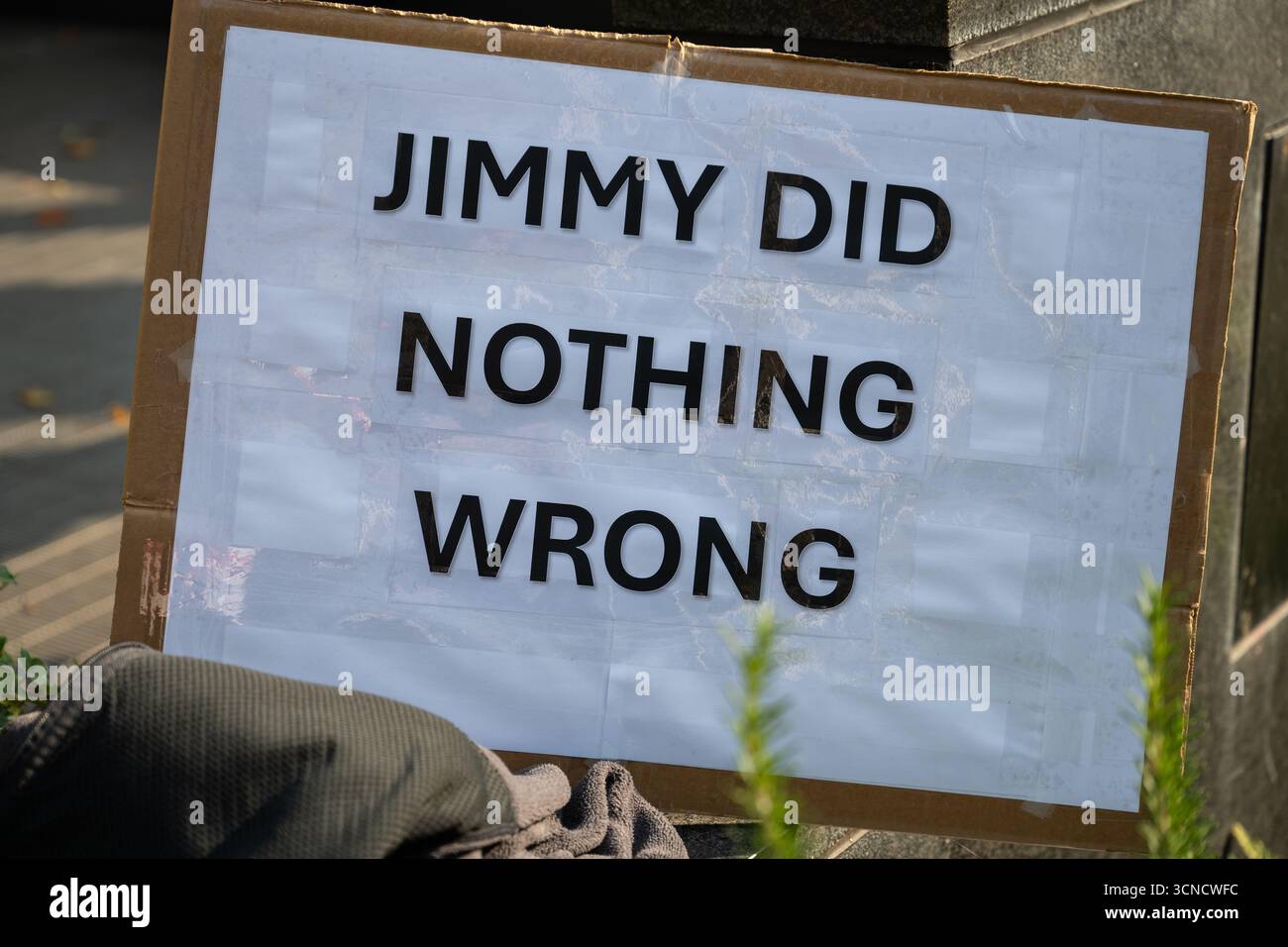 Seattle, USA. September 2025. Um 10:00 Uhr protesten Demonstranten vor dem Sender der Sinclair Broadcasting Group Komo News während der Demonstration mit Jimmy - Defund Disney. James Anderson/Alamy Live News Stockfoto