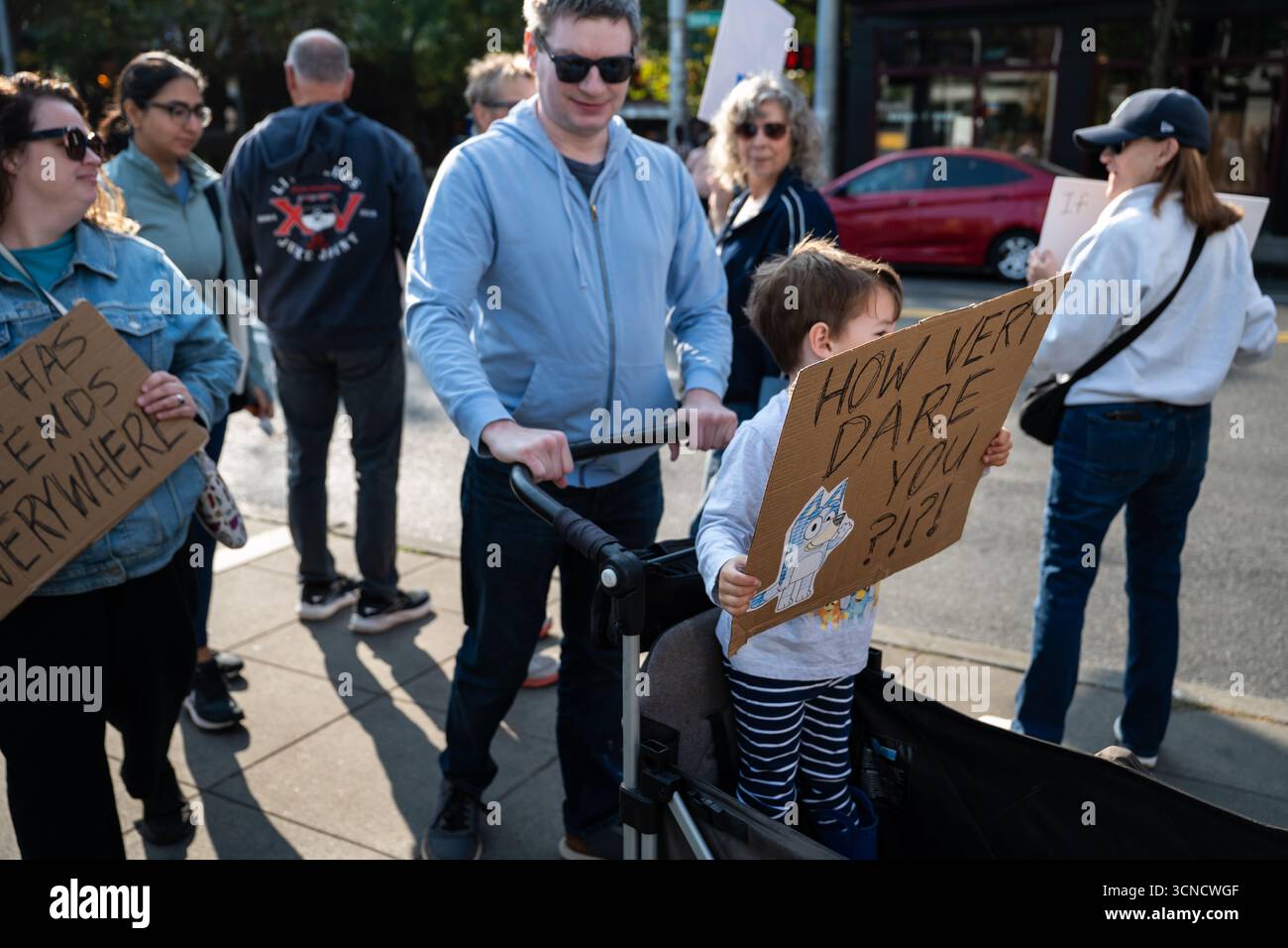 Seattle, USA. September 2025. Um 10:00 Uhr protesten Demonstranten vor dem Sender der Sinclair Broadcasting Group Komo News während der Demonstration mit Jimmy - Defund Disney. James Anderson/Alamy Live News Stockfoto