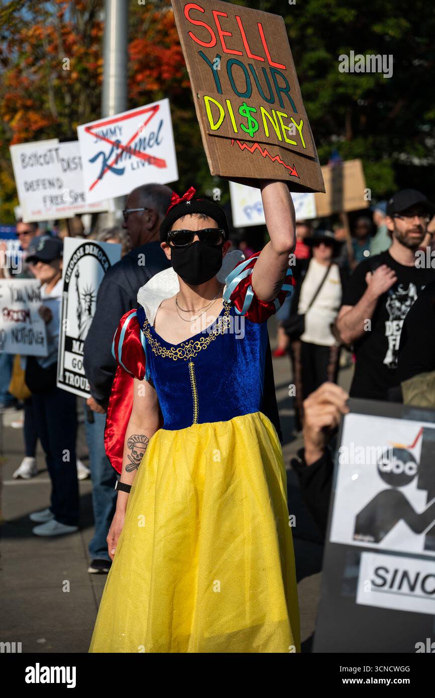 Seattle, USA. September 2025. Um 10:00 Uhr protesten Demonstranten vor dem Sender der Sinclair Broadcasting Group Komo News während der Demonstration mit Jimmy - Defund Disney. James Anderson/Alamy Live News Stockfoto