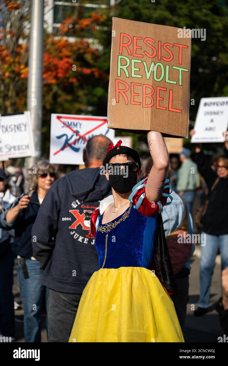 Seattle, USA. September 2025. Um 10:00 Uhr protesten Demonstranten vor dem Sender der Sinclair Broadcasting Group Komo News während der Demonstration mit Jimmy - Defund Disney. James Anderson/Alamy Live News Stockfoto