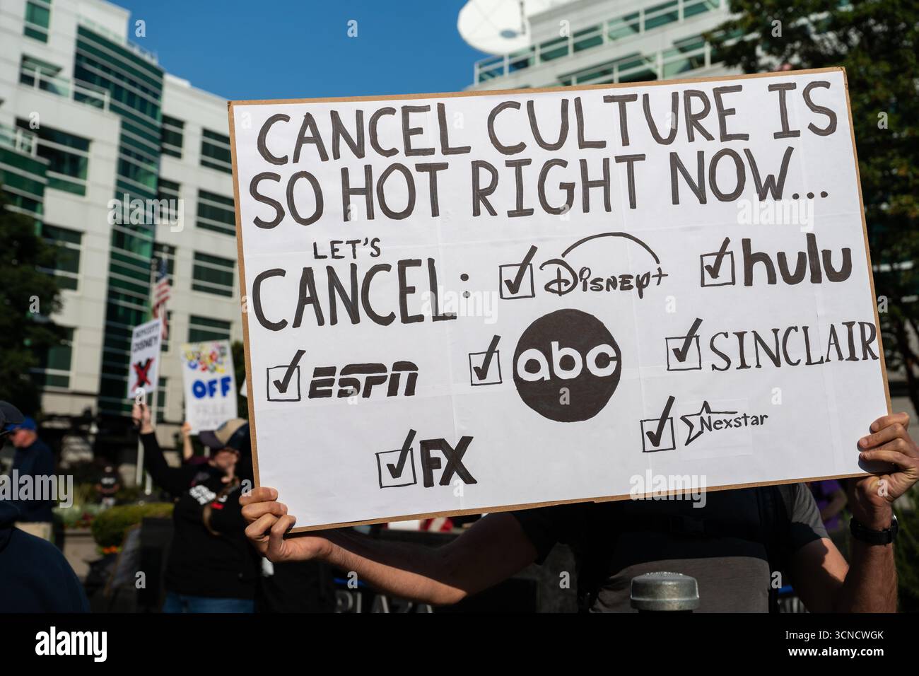 Seattle, USA. September 2025. Um 10:00 Uhr protesten Demonstranten vor dem Sender der Sinclair Broadcasting Group Komo News während der Demonstration mit Jimmy - Defund Disney. James Anderson/Alamy Live News Stockfoto