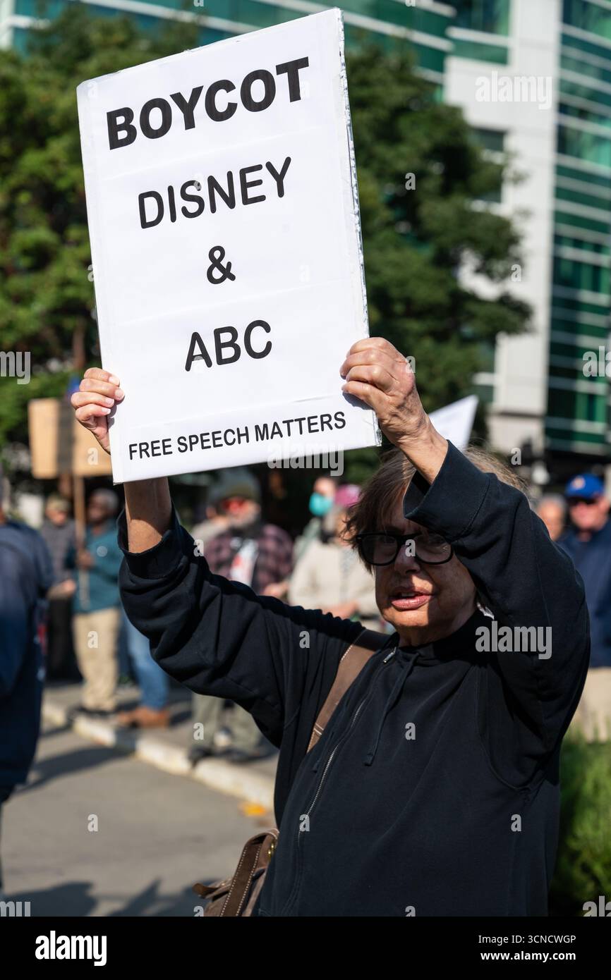 Seattle, USA. September 2025. Um 10:00 Uhr protesten Demonstranten vor dem Sender der Sinclair Broadcasting Group Komo News während der Demonstration mit Jimmy - Defund Disney. James Anderson/Alamy Live News Stockfoto