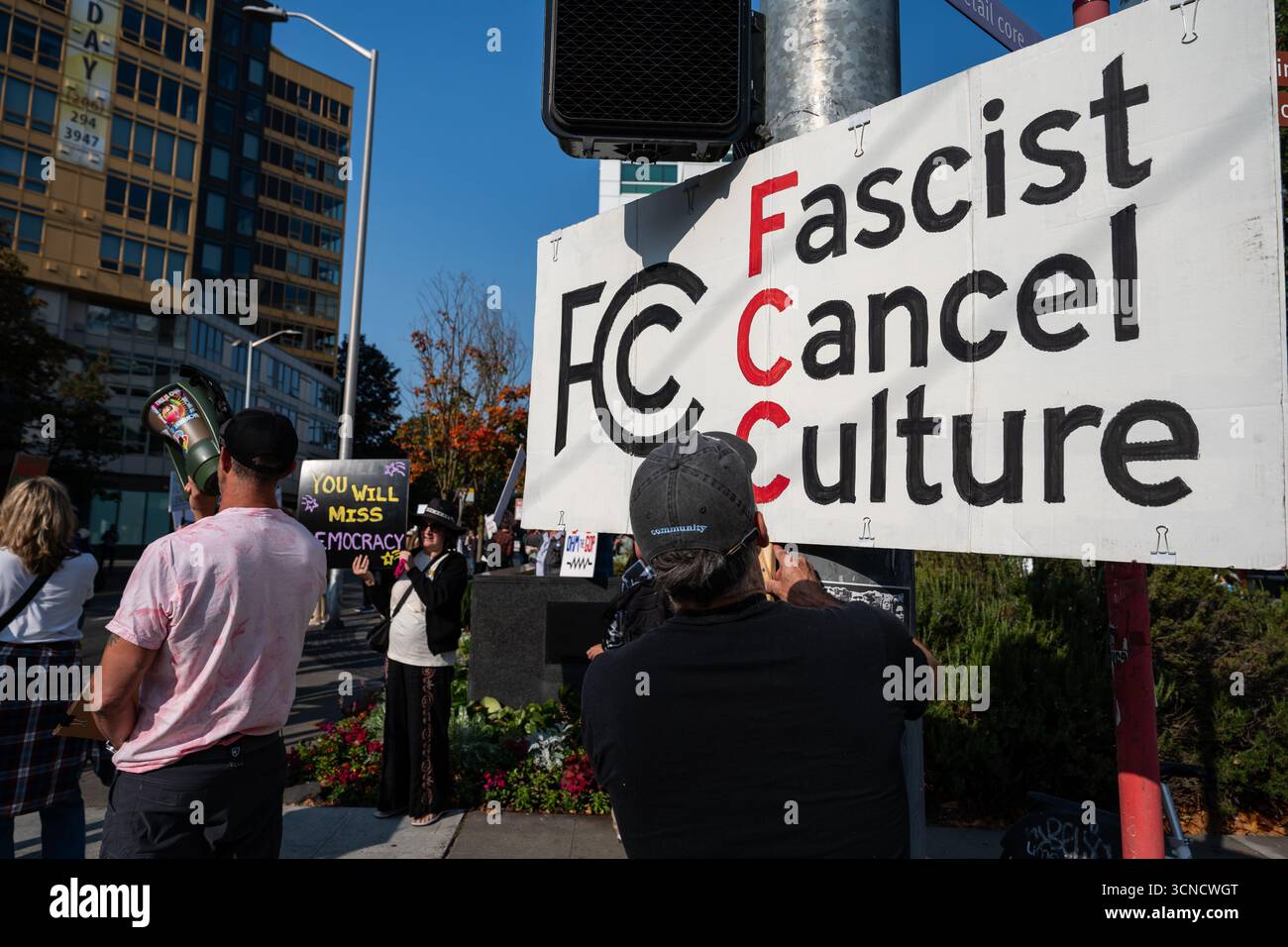 Seattle, USA. September 2025. Um 10:00 Uhr protesten Demonstranten vor dem Sender der Sinclair Broadcasting Group Komo News während der Demonstration mit Jimmy - Defund Disney. James Anderson/Alamy Live News Stockfoto