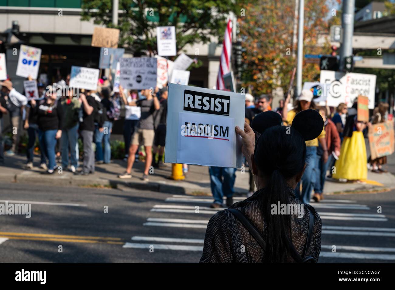 Seattle, USA. September 2025. Um 10:00 Uhr protesten Demonstranten vor dem Sender der Sinclair Broadcasting Group Komo News während der Demonstration mit Jimmy - Defund Disney. James Anderson/Alamy Live News Stockfoto
