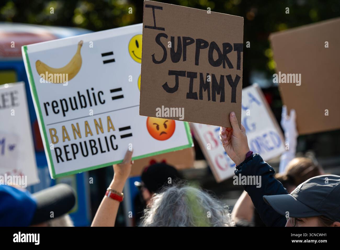 Seattle, USA. September 2025. Um 10:00 Uhr protesten Demonstranten vor dem Sender der Sinclair Broadcasting Group Komo News während der Demonstration mit Jimmy - Defund Disney. James Anderson/Alamy Live News Stockfoto