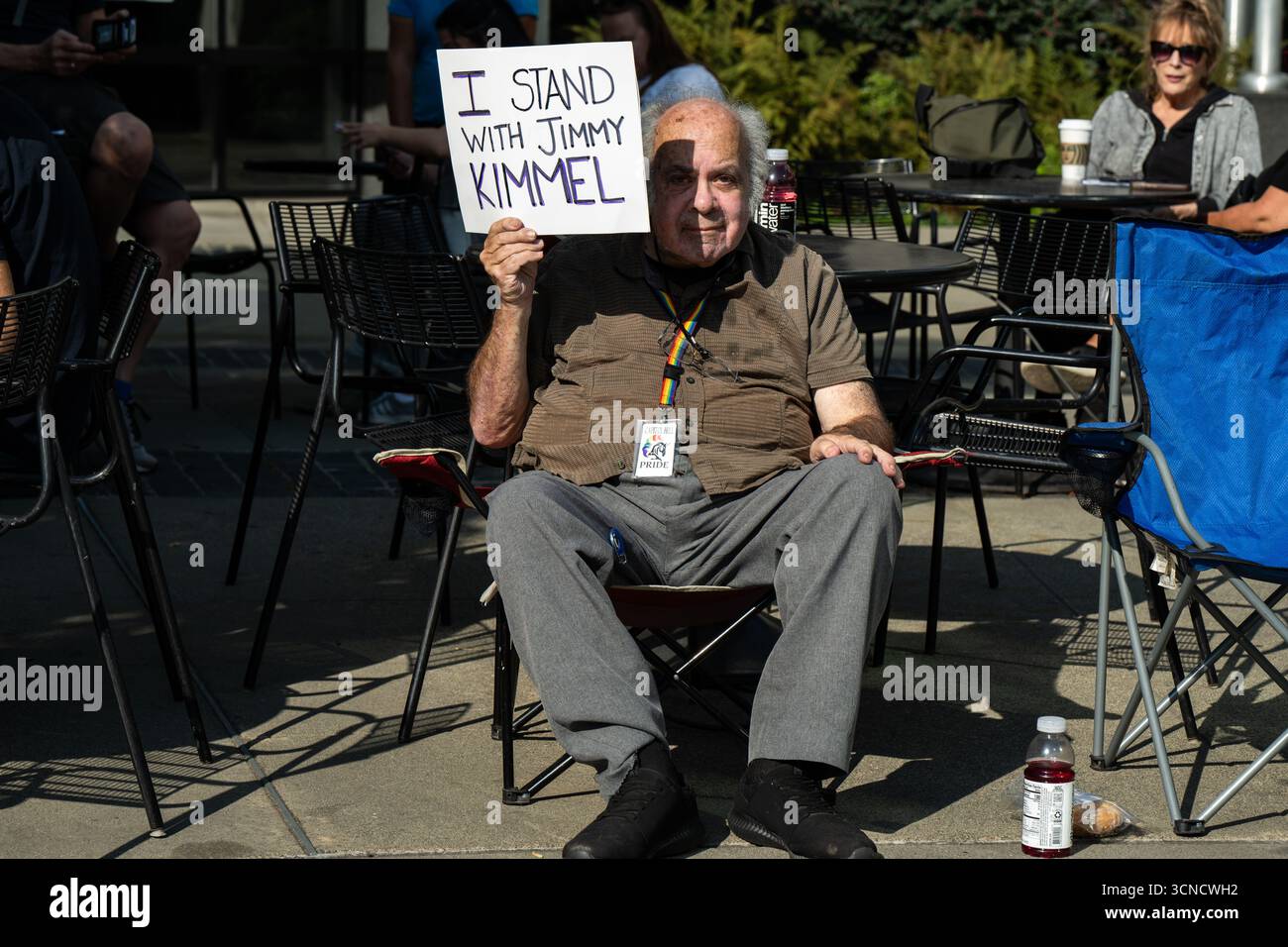 Seattle, USA. September 2025. Um 10:00 Uhr protesten Demonstranten vor dem Sender der Sinclair Broadcasting Group Komo News während der Demonstration mit Jimmy - Defund Disney. James Anderson/Alamy Live News Stockfoto