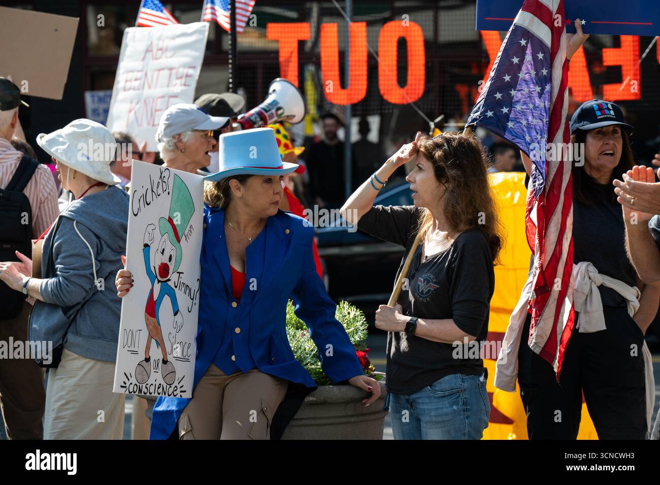 Seattle, USA. September 2025. Um 10:00 Uhr protesten Demonstranten vor dem Sender der Sinclair Broadcasting Group Komo News während der Demonstration mit Jimmy - Defund Disney. James Anderson/Alamy Live News Stockfoto