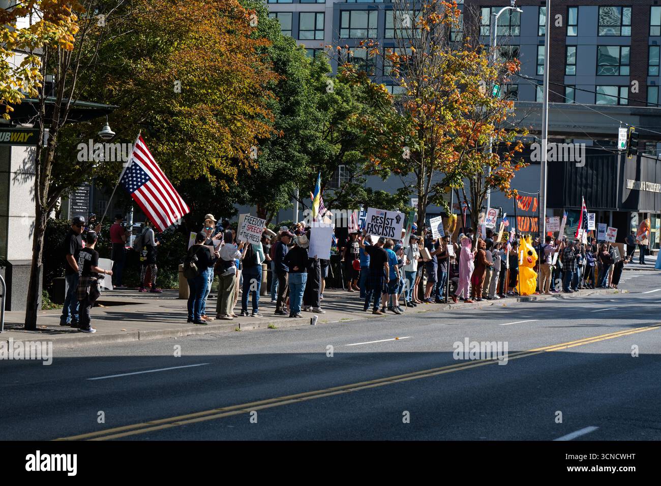 Seattle, USA. September 2025. Um 10:00 Uhr protesten Demonstranten vor dem Sender der Sinclair Broadcasting Group Komo News während der Demonstration mit Jimmy - Defund Disney. James Anderson/Alamy Live News Stockfoto