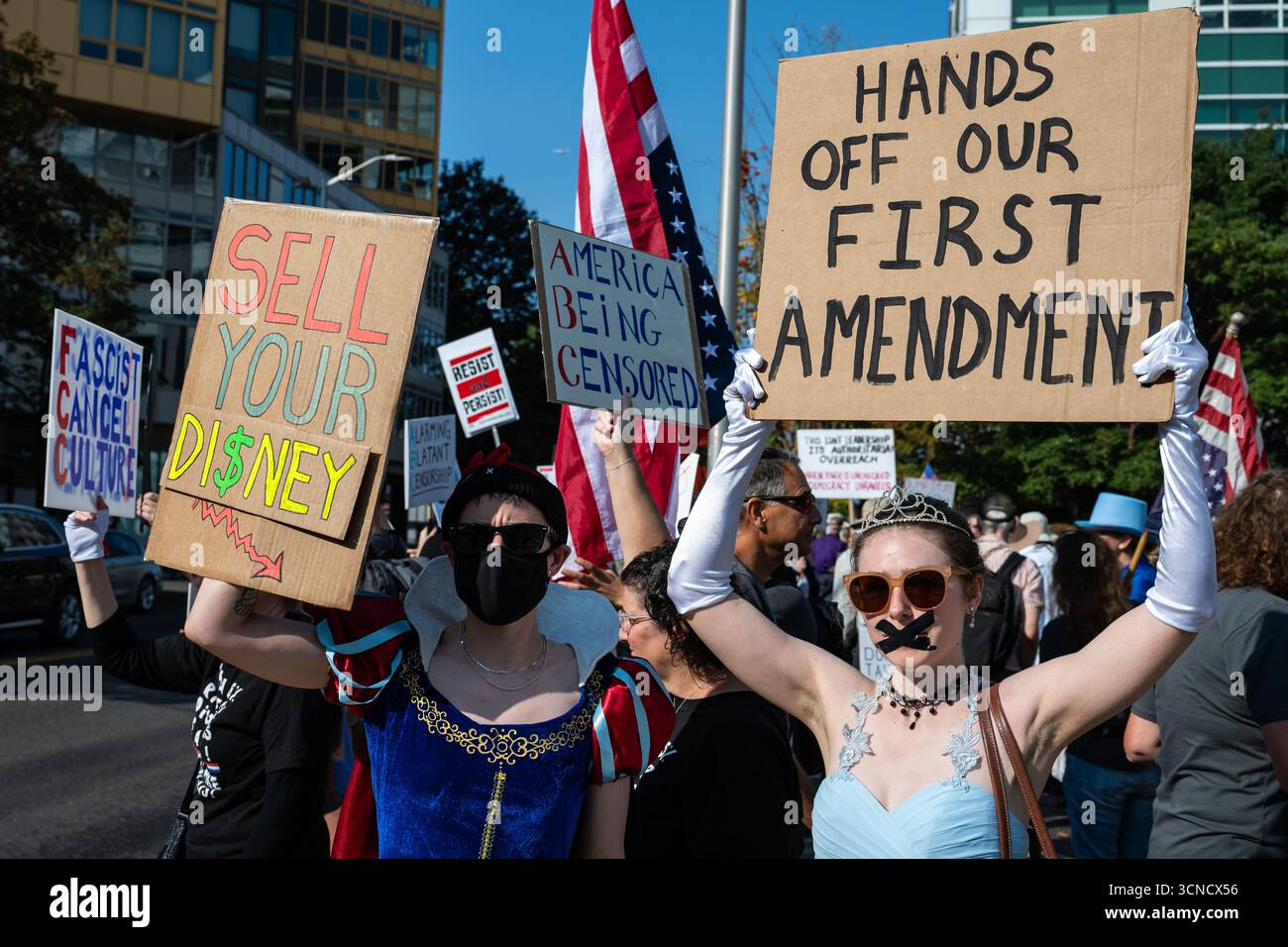 Seattle, USA. September 2025. Um 10:00 Uhr protesten Demonstranten vor dem Sender der Sinclair Broadcasting Group Komo News während der Demonstration mit Jimmy - Defund Disney. James Anderson/Alamy Live News Stockfoto
