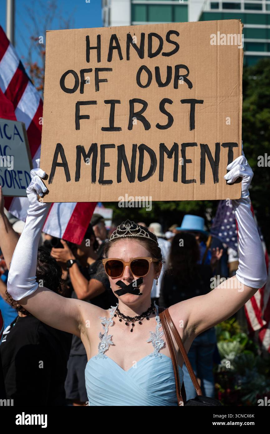Seattle, USA. September 2025. Um 10:00 Uhr protesten Demonstranten vor dem Sender der Sinclair Broadcasting Group Komo News während der Demonstration mit Jimmy - Defund Disney. James Anderson/Alamy Live News Stockfoto