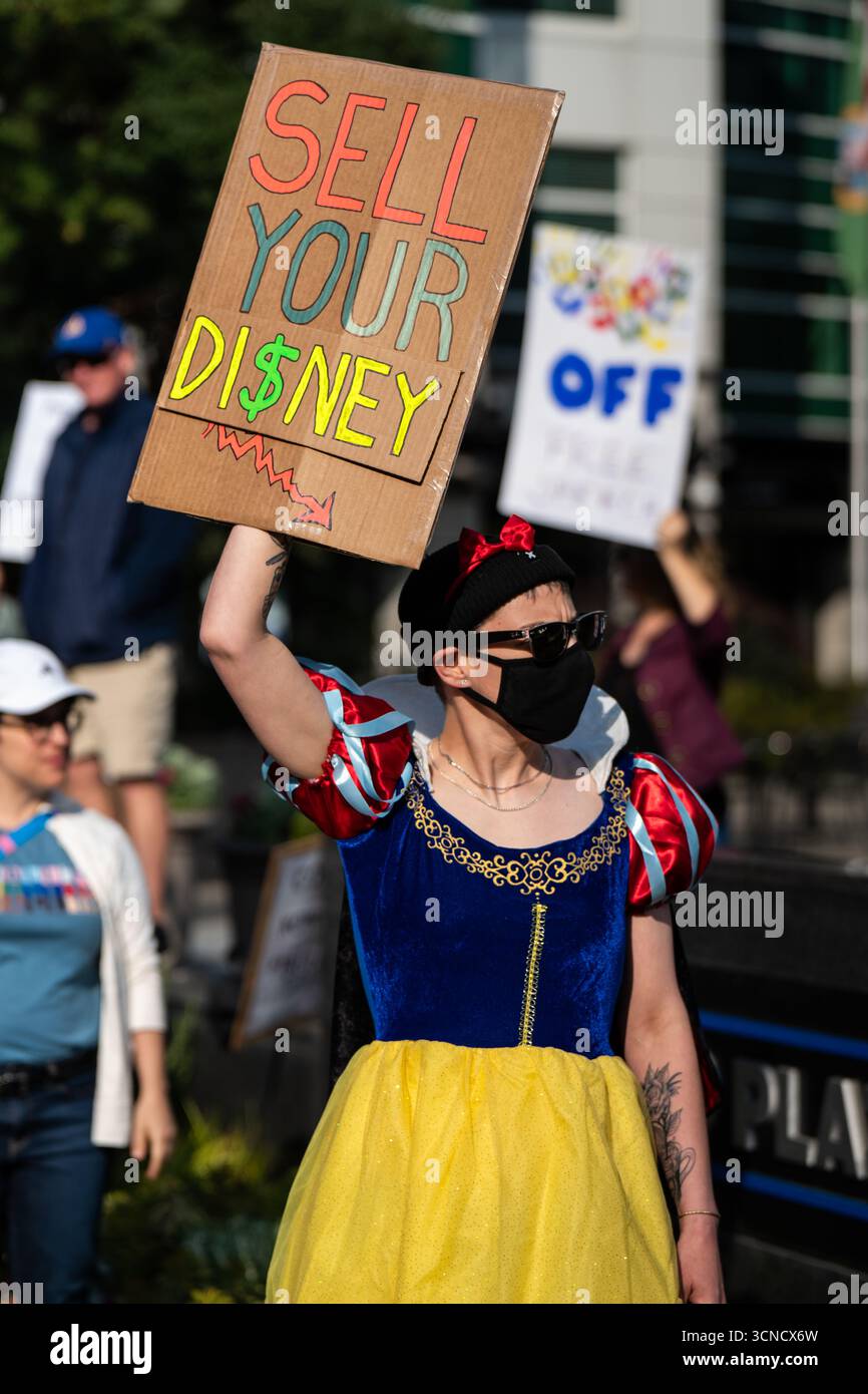 Seattle, USA. September 2025. Um 10:00 Uhr protesten Demonstranten vor dem Sender der Sinclair Broadcasting Group Komo News während der Demonstration mit Jimmy - Defund Disney. James Anderson/Alamy Live News Stockfoto