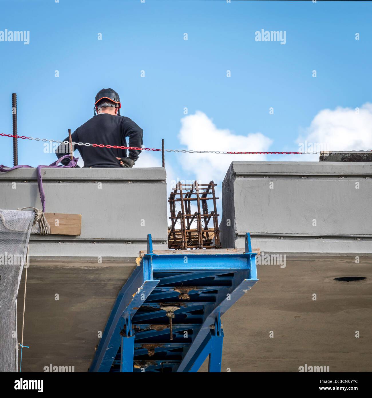 Ein Arbeiter steht neben der letzten Lücke auf der Kronprinzessin Mary Brücke über den Roskilde Firth, Frederikssund, Dänemark, 3. Mai 2019 Stockfoto