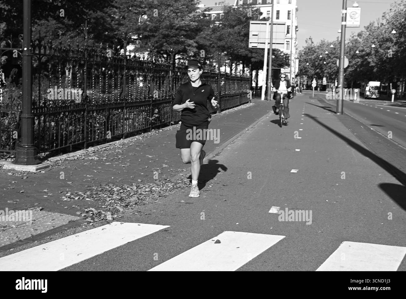 Amsterdam ist die Hauptstadt der Niederlande, berühmt für ihre Kanäle aus dem 17. Jahrhundert, die schmalen Häuser mit Giebelfassaden und das reiche künstlerische Erbe, darunter das Van Gogh Museum und das Rijksmuseum. Als Drehscheibe sowohl für historische Stätten wie das Anne Frank House als auch für moderne, liberale Attitüden ist es auch bekannt für seine fahrradfreundliche Kultur, die vielfältigen Viertel und zahlreiche kulturelle Attraktionen. Stockfoto