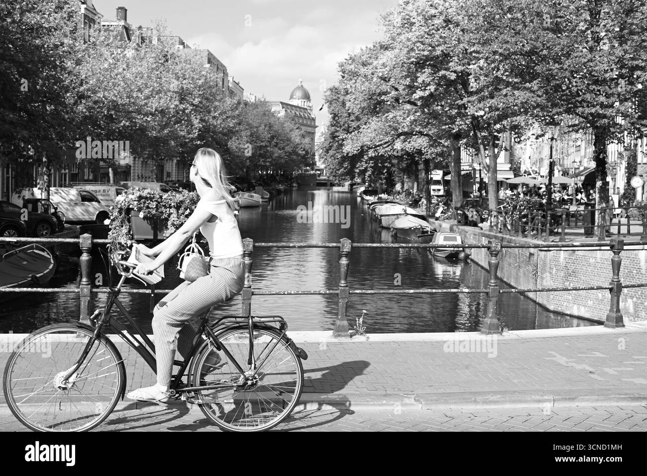 Amsterdam ist die Hauptstadt der Niederlande, berühmt für ihre Kanäle aus dem 17. Jahrhundert, die schmalen Häuser mit Giebelfassaden und das reiche künstlerische Erbe, darunter das Van Gogh Museum und das Rijksmuseum. Als Drehscheibe sowohl für historische Stätten wie das Anne Frank House als auch für moderne, liberale Attitüden ist es auch bekannt für seine fahrradfreundliche Kultur, die vielfältigen Viertel und zahlreiche kulturelle Attraktionen. Stockfoto