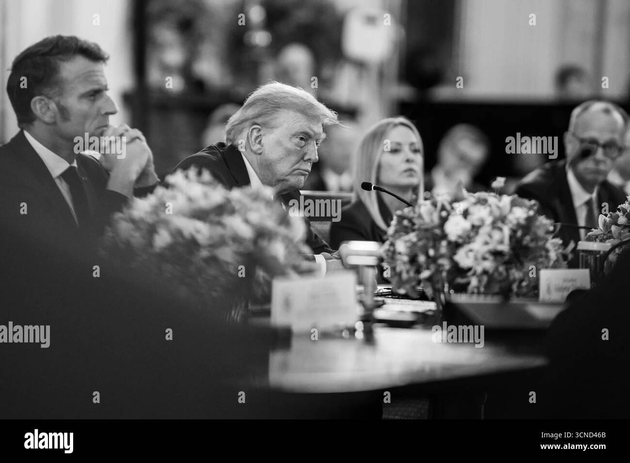Präsident Donald Trump hört aufmerksam zu während eines multilateralen Gipfeltreffens im Weißen Haus in Washington, D.C., zusammen mit dem französischen Präsidenten Emmanuel Macron, der italienischen Premierministerin Giorgia Meloni und dem deutschen Bundeskanzler Friedrich Merz. August 2025. Bild mit freundlicher Genehmigung des Weißen Hauses. Stockfoto