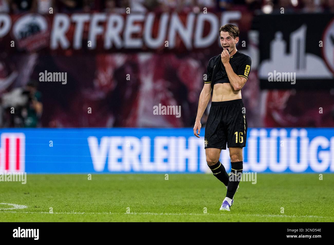 Leipzig, Deutschland. September 2025. Jakub Kaminski (1. FC K?ln, 16) frustriert 1. Fu?Ball Bundesliga, RB Leipzig - 1. FC K?ln, Leipzig, Red Bull Arena am 20.09.2025 DFL-VORSCHRIFTEN VERBIETEN DIE VERWENDUNG VON FOTOS ALS BILDSEQUENZEN UND/ODER QUASI-VIDEO. Quelle: dpa/Alamy Live News Stockfoto