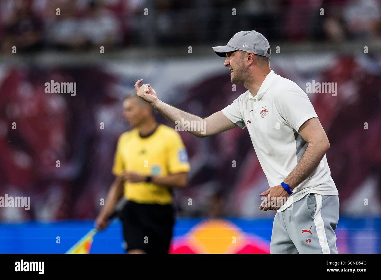 Leipzig, Deutschland. September 2025. OLE Werner (Trainer RB Leipzig) gestikuliert 1. Fu?Ball Bundesliga, RB Leipzig - 1. FC K?ln, Leipzig, Red Bull Arena am 20.09.2025 DFL-VORSCHRIFTEN VERBIETEN DIE VERWENDUNG VON FOTOS ALS BILDSEQUENZEN UND/ODER QUASI-VIDEO. Quelle: dpa/Alamy Live News Stockfoto