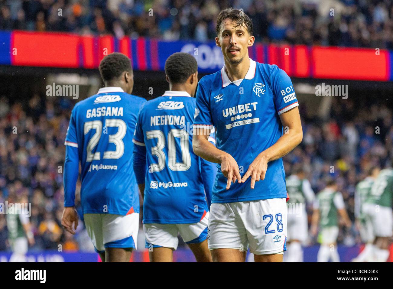 Glasgow, Großbritannien. September 2025. Der Rangers FC spielte im Ibrox Stadion in Glasgow in einem Premier Sports Cup-Spiel Hibernian FC. Das Ergebnis war Rangers 2:0 Hibernian. Bild von Bojan Miovski (R28) feiert, nachdem er in 45 + 2 Minuten das zweite Tor der Rangers erzielt hat. Quelle: Findlay/Alamy Live News Stockfoto