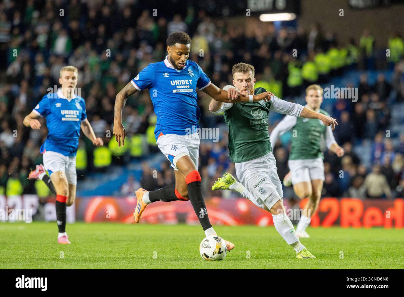 Glasgow, Großbritannien. September 2025. Der Rangers FC spielte im Ibrox Stadion in Glasgow in einem Premier Sports Cup-Spiel Hibernian FC. Das Ergebnis war Rangers 2:0 Hibernian. Youssef Chermiti (R9) schlägt die Verteidigung der Hibernischen Armee ab. Quelle: Findlay/Alamy Live News Stockfoto