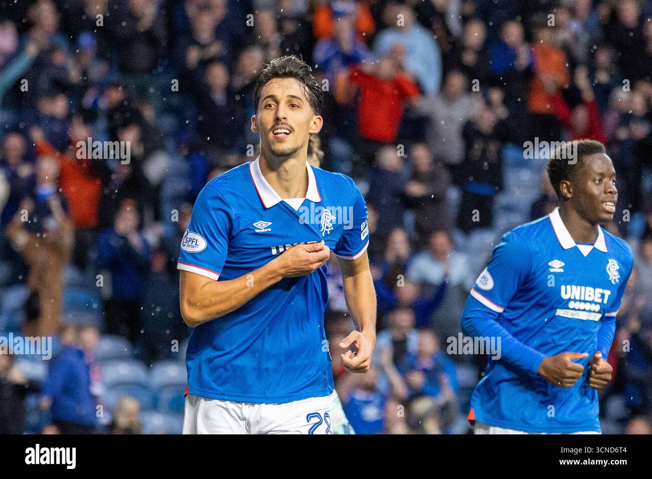 Glasgow, Großbritannien. September 2025. Der Rangers FC spielte im Ibrox Stadion in Glasgow in einem Premier Sports Cup-Spiel Hibernian FC. Das Ergebnis war Rangers 2:0 Hibernian. Bild: Bojan Miovski (R28) feiert, nachdem er in 45 + 2 Minuten das zweite Tor der Ranger erzielt hat. Quelle: Findlay/Alamy Live News Stockfoto