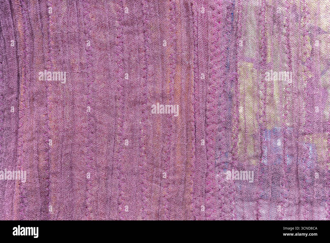 Textiler Hintergrund – strukturierte Oberfläche aus violettem, zerquetschtem Seidengewebe in Nahaufnahme Stockfoto