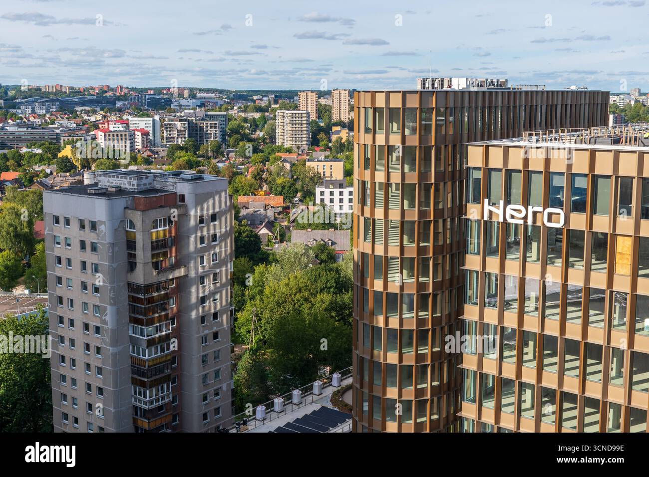 Modernes Geschäftsviertel bei Sonnenuntergang mit neuen Glashochhäusern und einer Skyline der Stadt, die das Wachstum von Unternehmen symbolisiert Stockfoto
