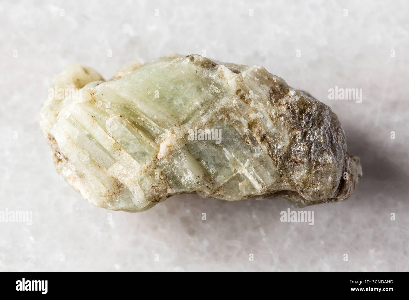 Probe von rohem beryl-Mineral auf weißem Marmorhintergrund aus nächster Nähe aus Ural, Russland Stockfoto