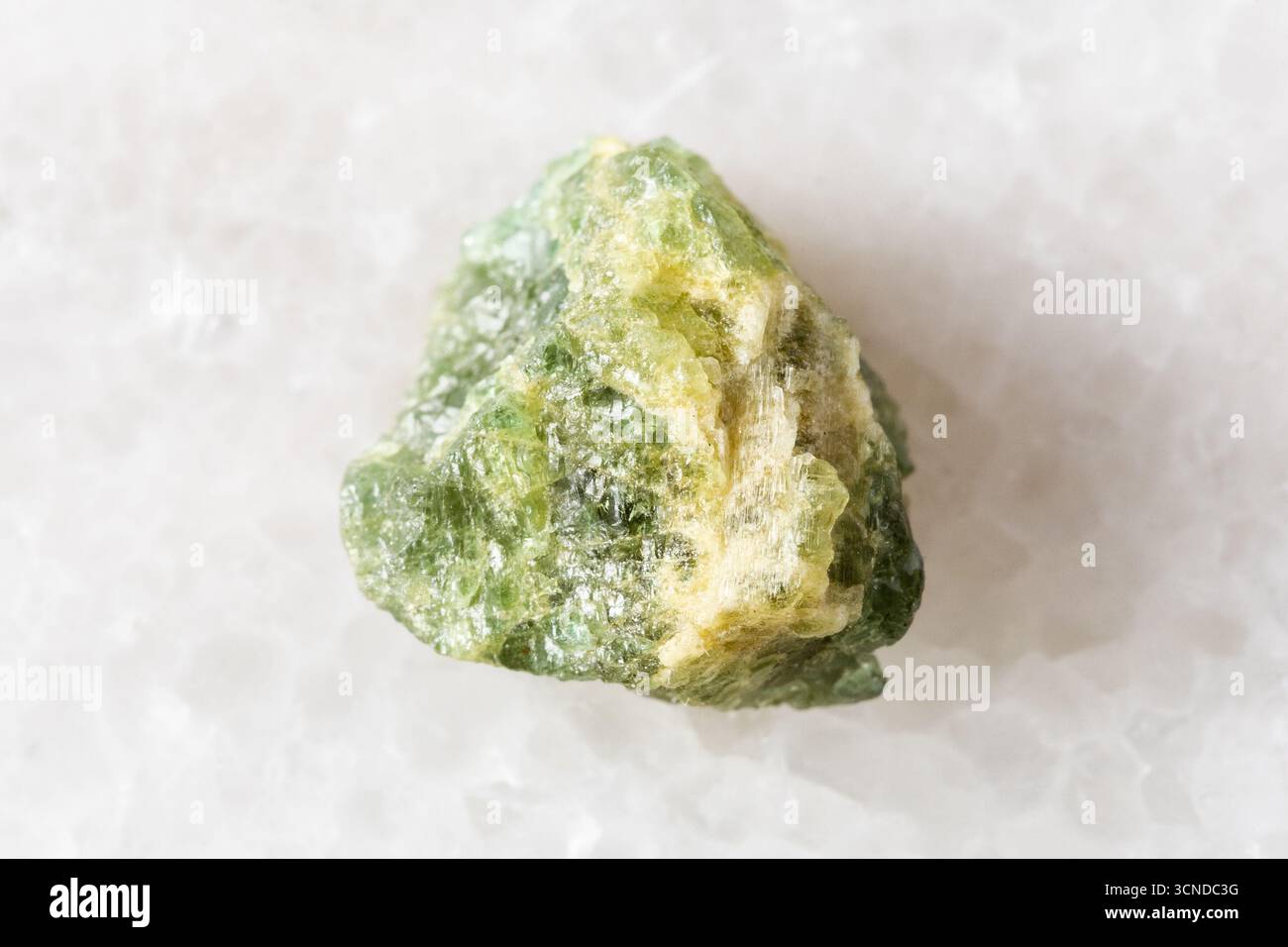 Probe von rauem gelb-grünem beryl-Mineral auf weißem Marmorhintergrund aus nächster Nähe aus Tansania Stockfoto