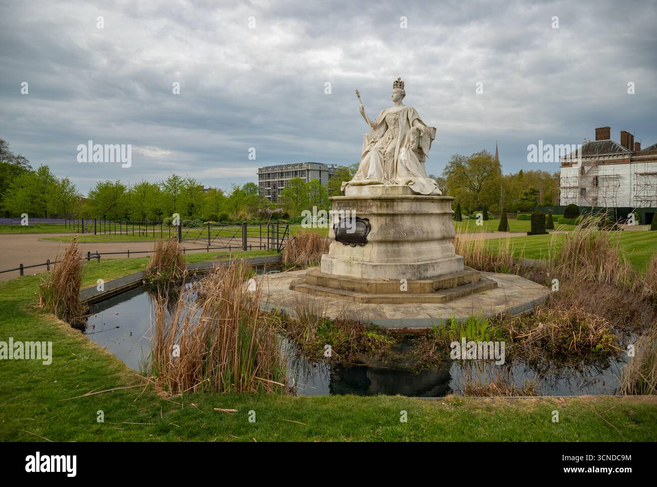 Ein Bild der Queen Victoria Statue in den Kensington Gardens. Stockfoto
