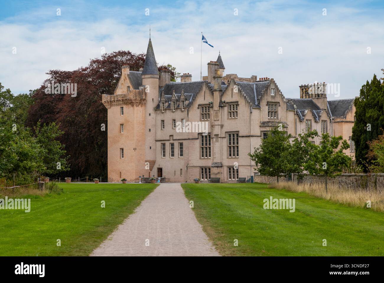 Das rosafarbene Sandsteinturmhaus von Brodie Castle, dem Stammhaus des Clan Brodie, ist berühmt für seine Kunstsammlung und seine mit Narzissen gefüllten Gärten Stockfoto