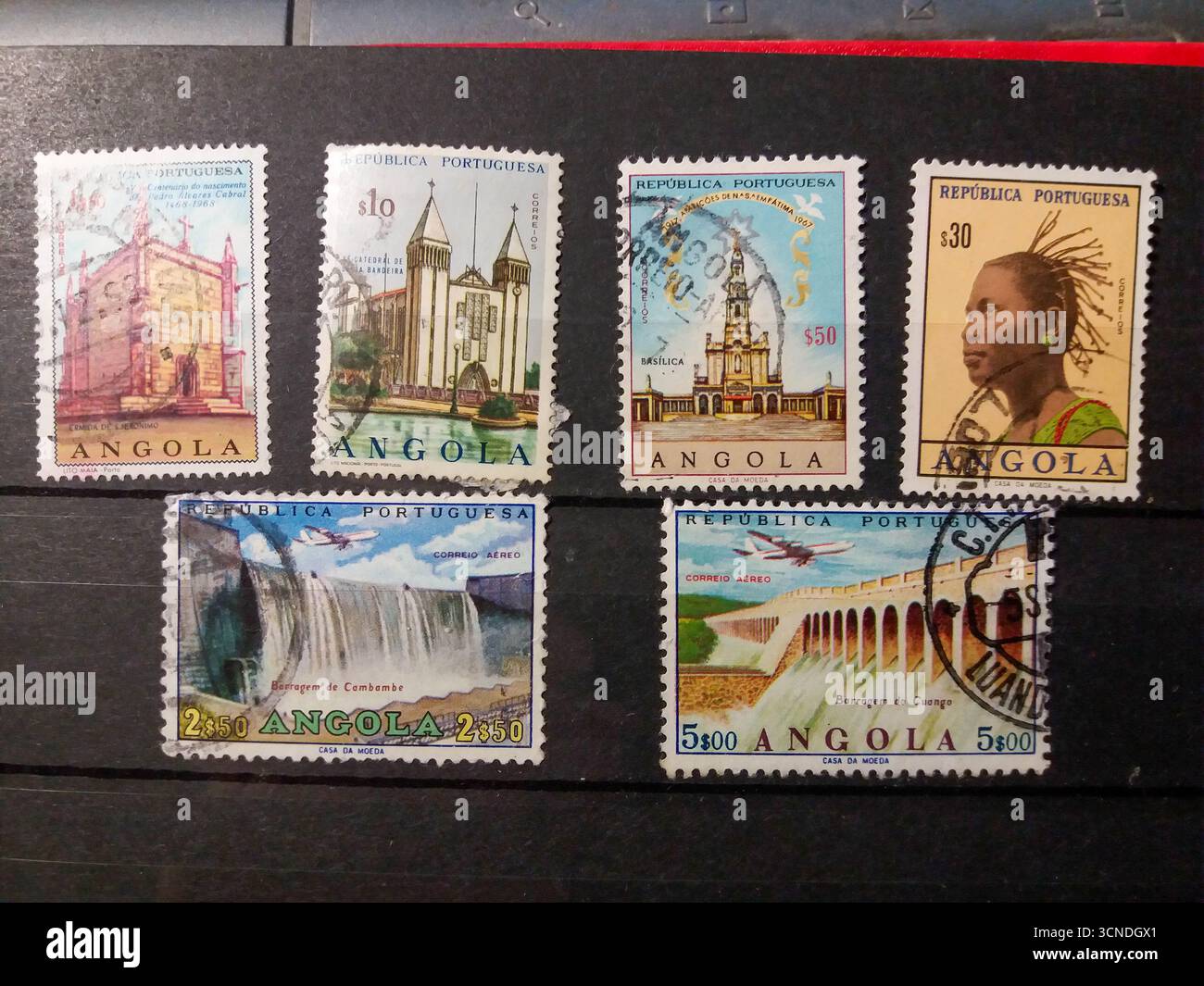 Lemberg, Ukraine, 14. November 2017 diese Kollektion zeigt gebrauchte Briefmarken mit atemberaubender Architektur und Wahrzeichen aus Angola. Jeder Stempel t Stockfoto