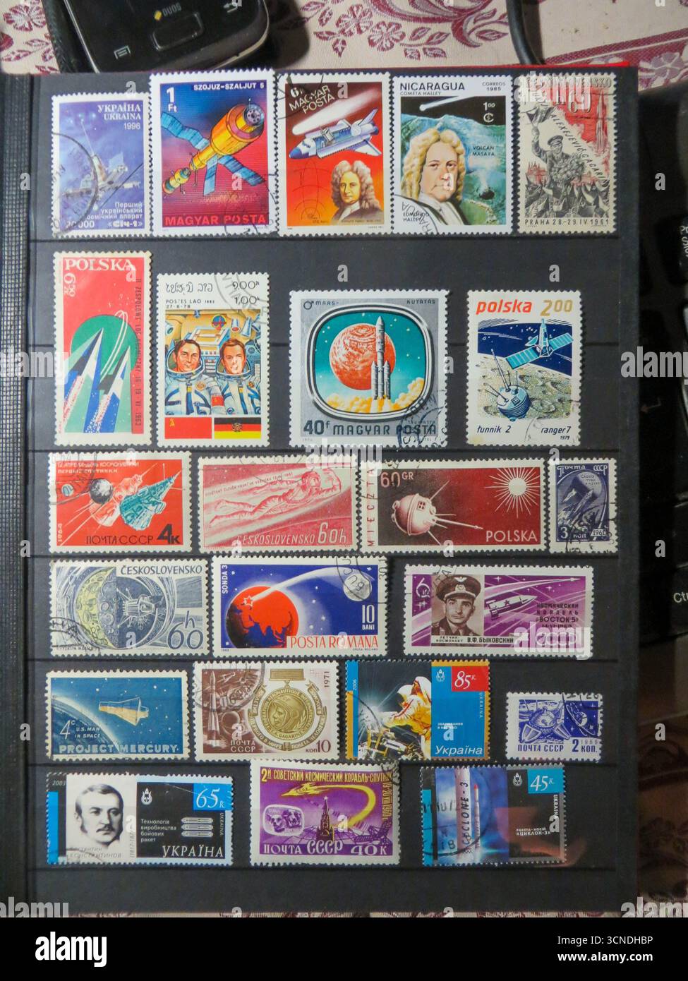 Lviv, Ukraine, 31. Januar 2015 Erforschen Sie sich mit einer Sammlung gebrauchter Vintage-Briefmarken und Raumthemen. Von Astronauten bis zu Raumschiffen, dieses Sortiment Stockfoto