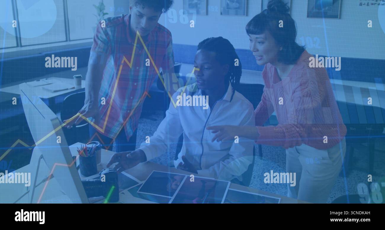 Zusammenarbeit mit Kollegen im Büro bei der Analyse von Entwurfsmodellen am Schreibtisch, mit Computer und Tablet Stockfoto