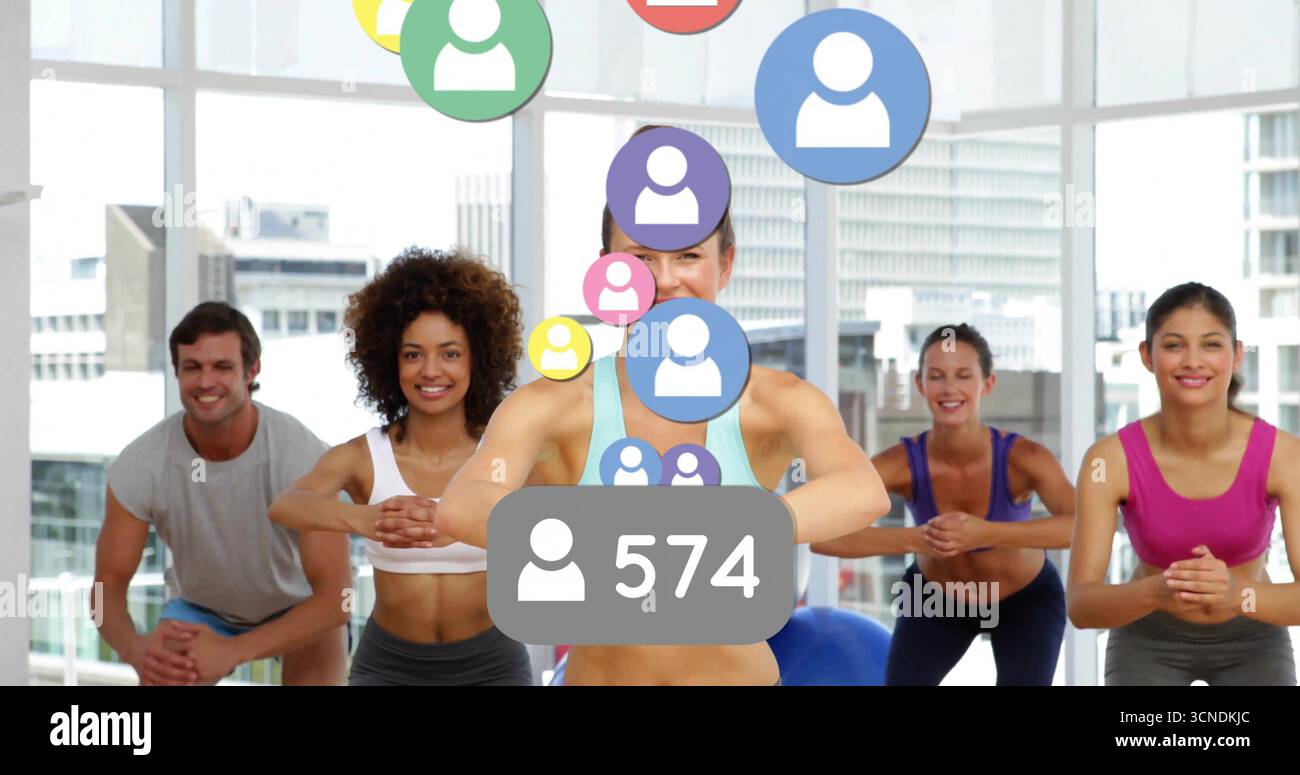 Führende Lehrerin, die den Kurs durch Squats im Fitnessstudio führt, mit schwebenden Benutzersymbolen Stockfoto