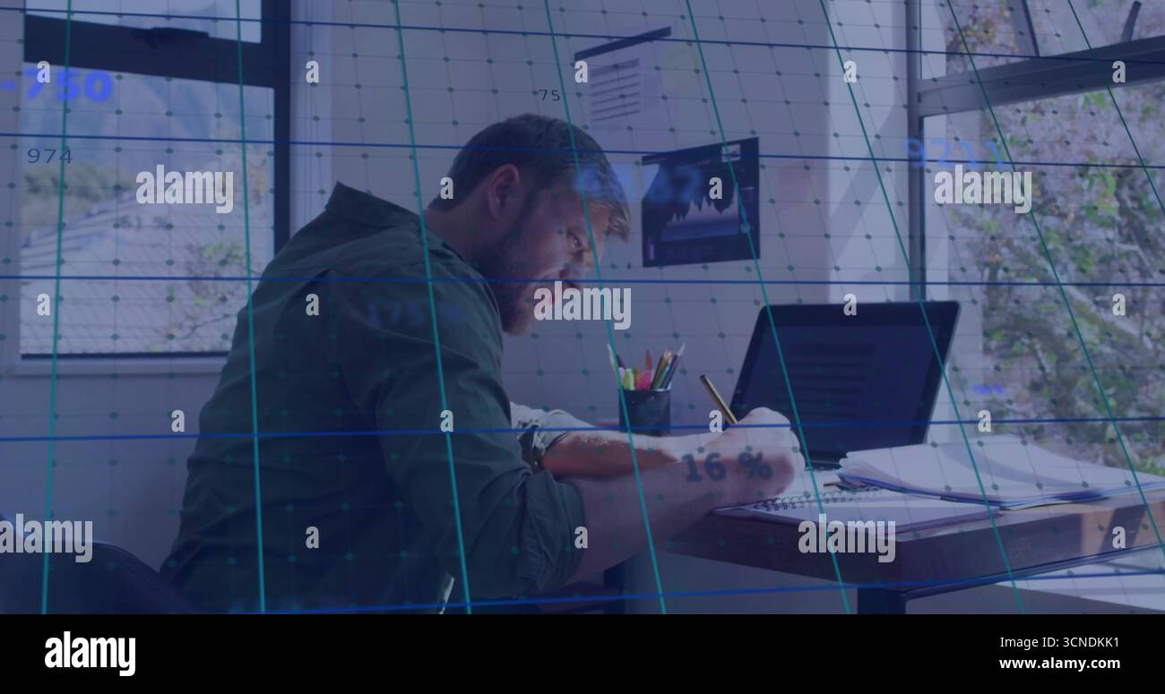 Schreibe Mann, der Notizen in Notizbuch schreibt, mit Laptop, Papieren und AR-Overlay Stockfoto