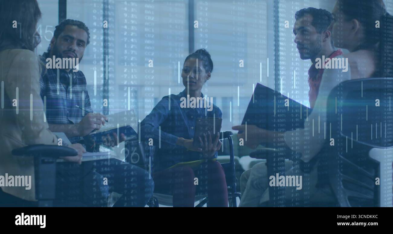 Kollegen, die in einem modernen Konferenzraum Erkenntnisse austauschen und digitale Diagramme überlagern Stockfoto