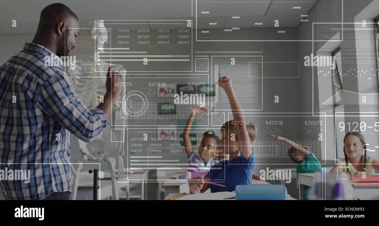 Zeigender männlicher Lehrer mit Hemd, der in der Schule unterrichtet, mit Skelett- und Datenüberlagerungen, Kopierraum Stockfoto