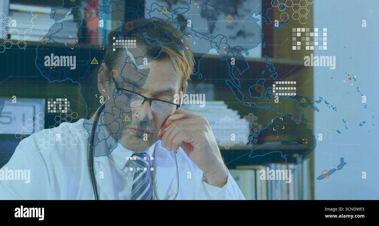 Mit dem Kopf auf der Hand, Arzt studiert digitale Karte im Forschungslabor, mit Stethoskop, Brille Stockfoto