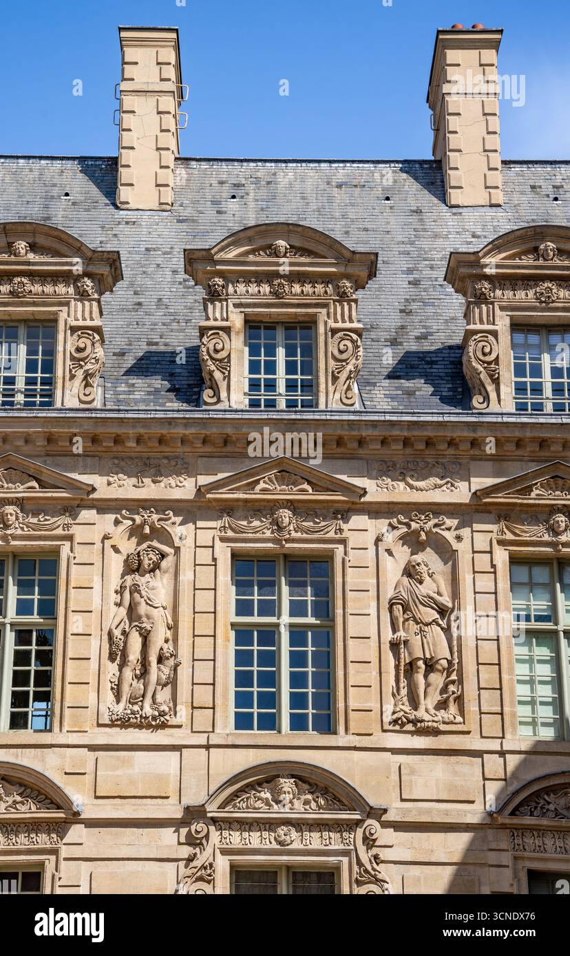 Innenhof des Hotels de Sully, Palast aus dem 17. Jahrhundert, erbaut von Jean Androuet du Cerceau, heute Sitz des Centre des Monuments nationaux, im Marais, Paris Stockfoto