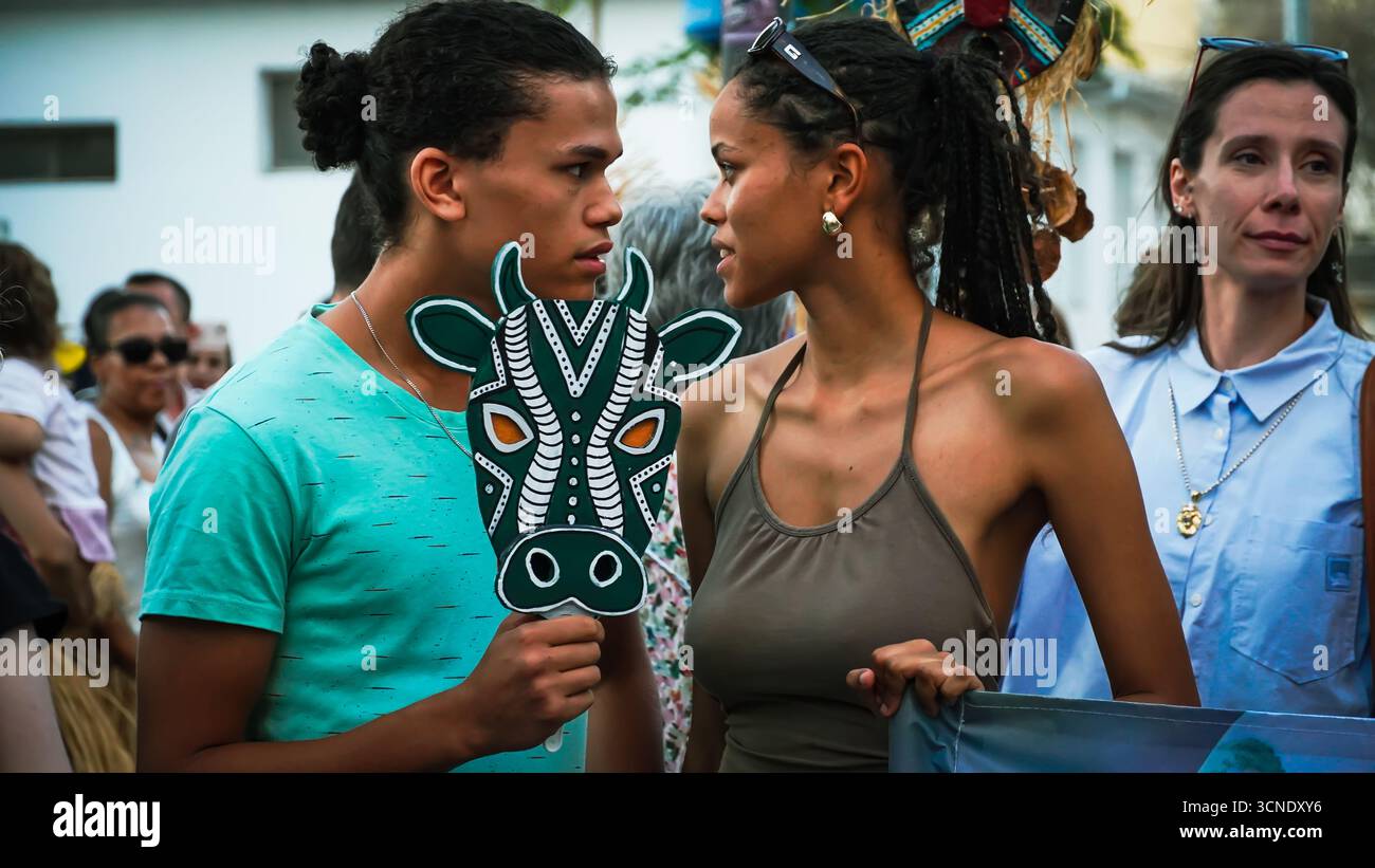 Izmir, Türkei. September 2025. Die Afro-Türken feierten das 17. Internationale Kalbfest, ein Kulturfestival, das der Ehre und Erhaltung des Erbes afrikanischer Nachkommen in der Türkei gewidmet ist. Die Veranstaltung bot eine lebhafte Parade mit traditioneller Musik, rhythmischem Trommeln und lebhaften Tänzen, die von den Godyas der Gemeinde geleitet wurden. Historisch gesehen wurden Spenden aus Haushalten verwendet, um einen Stier zu kaufen, der in einer öffentlichen Zeremonie dekoriert und geopfert wurde, bevor er gekocht und mit den Menschen geteilt wurde. Quelle: İdil Toffolo/Alamy Live News Stockfoto
