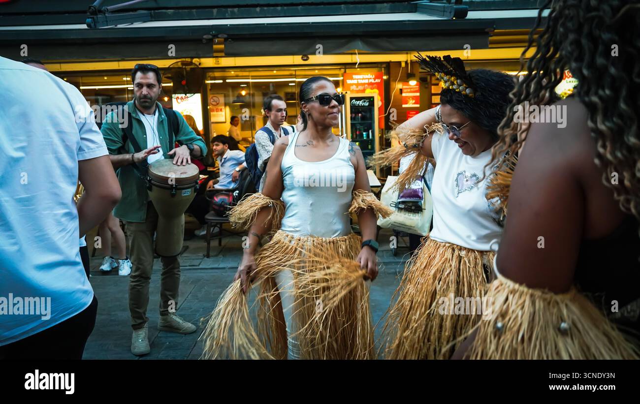 Izmir, Türkei. September 2025. Die Afro-Türken feierten das 17. Internationale Kalbfest, ein Kulturfestival, das der Ehre und Erhaltung des Erbes afrikanischer Nachkommen in der Türkei gewidmet ist. Die Veranstaltung bot eine lebhafte Parade mit traditioneller Musik, rhythmischem Trommeln und lebhaften Tänzen, die von den Godyas der Gemeinde geleitet wurden. Historisch gesehen wurden Spenden aus Haushalten verwendet, um einen Stier zu kaufen, der in einer öffentlichen Zeremonie dekoriert und geopfert wurde, bevor er gekocht und mit den Menschen geteilt wurde. Quelle: İdil Toffolo/Alamy Live News Stockfoto