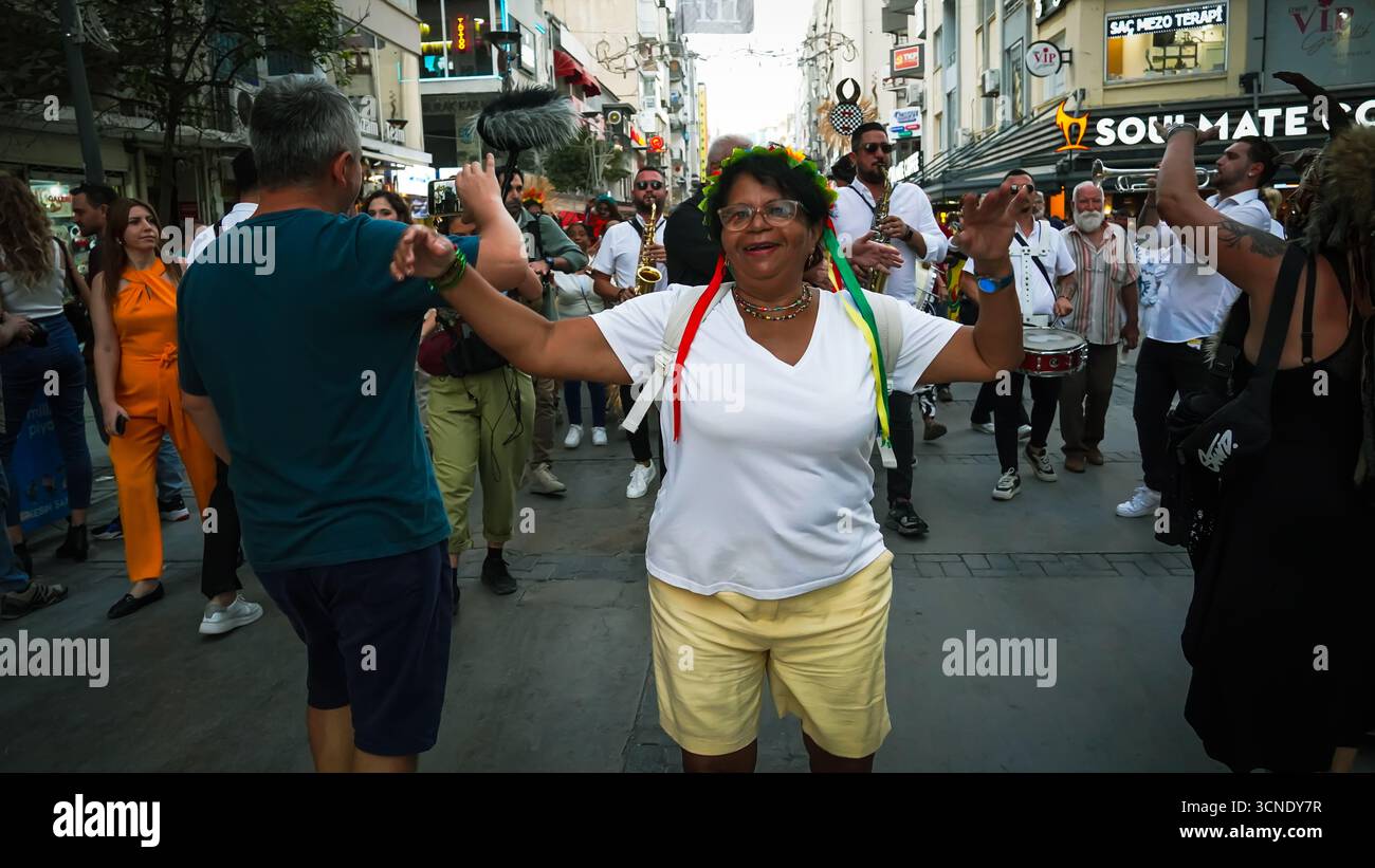 Izmir, Türkei. September 2025. Die Afro-Türken feierten das 17. Internationale Kalbfest, ein Kulturfestival, das der Ehre und Erhaltung des Erbes afrikanischer Nachkommen in der Türkei gewidmet ist. Die Veranstaltung bot eine lebhafte Parade mit traditioneller Musik, rhythmischem Trommeln und lebhaften Tänzen, die von den Godyas der Gemeinde geleitet wurden. Historisch gesehen wurden Spenden aus Haushalten verwendet, um einen Stier zu kaufen, der in einer öffentlichen Zeremonie dekoriert und geopfert wurde, bevor er gekocht und mit den Menschen geteilt wurde. Quelle: İdil Toffolo/Alamy Live News Stockfoto