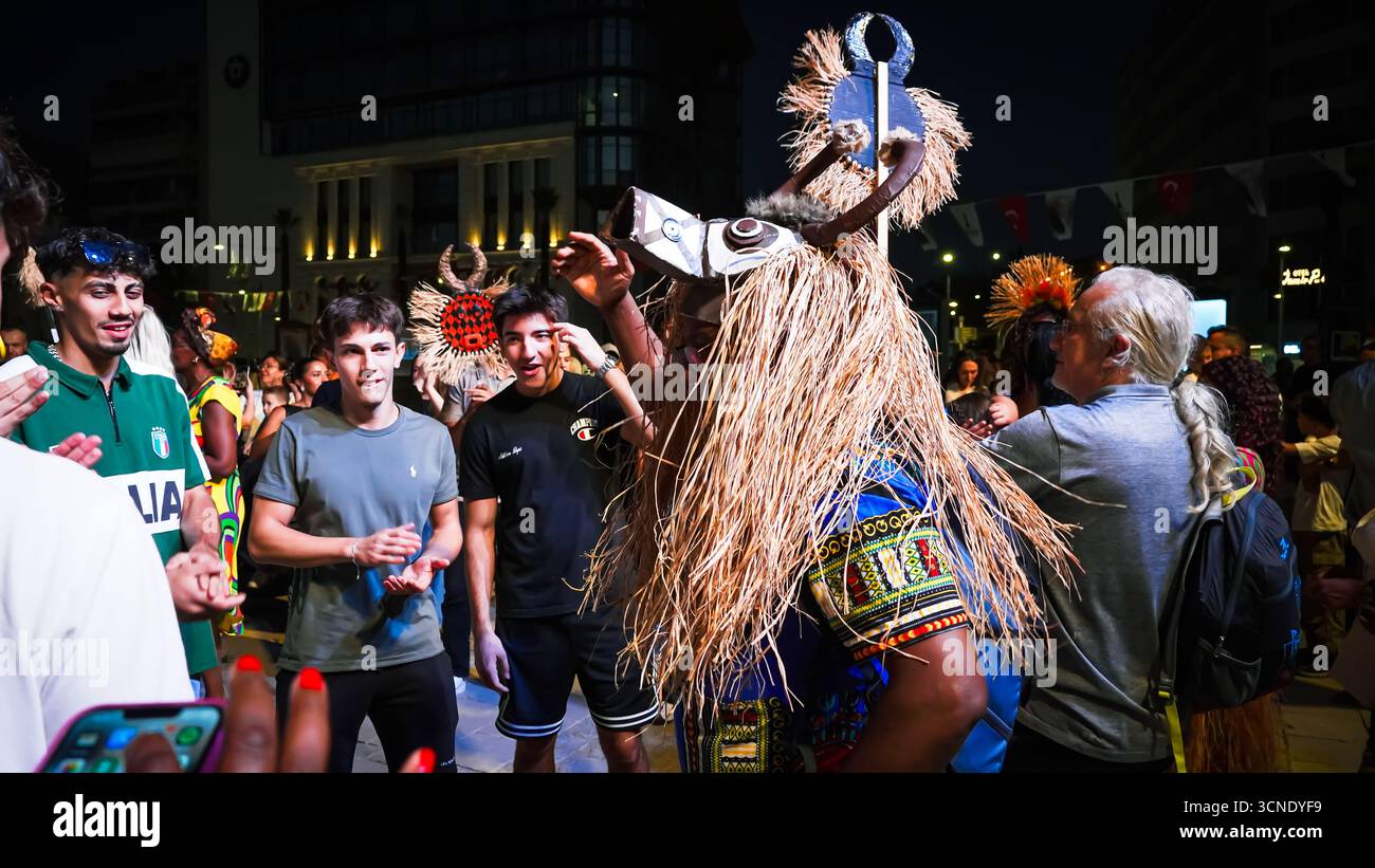Izmir, Türkei. September 2025. Die Afro-Türken feierten das 17. Internationale Kalbfest, ein Kulturfestival, das der Ehre und Erhaltung des Erbes afrikanischer Nachkommen in der Türkei gewidmet ist. Die Veranstaltung bot eine lebhafte Parade mit traditioneller Musik, rhythmischem Trommeln und lebhaften Tänzen, die von den Godyas der Gemeinde geleitet wurden. Historisch gesehen wurden Spenden aus Haushalten verwendet, um einen Stier zu kaufen, der in einer öffentlichen Zeremonie dekoriert und geopfert wurde, bevor er gekocht und mit den Menschen geteilt wurde. Quelle: İdil Toffolo/Alamy Live News Stockfoto