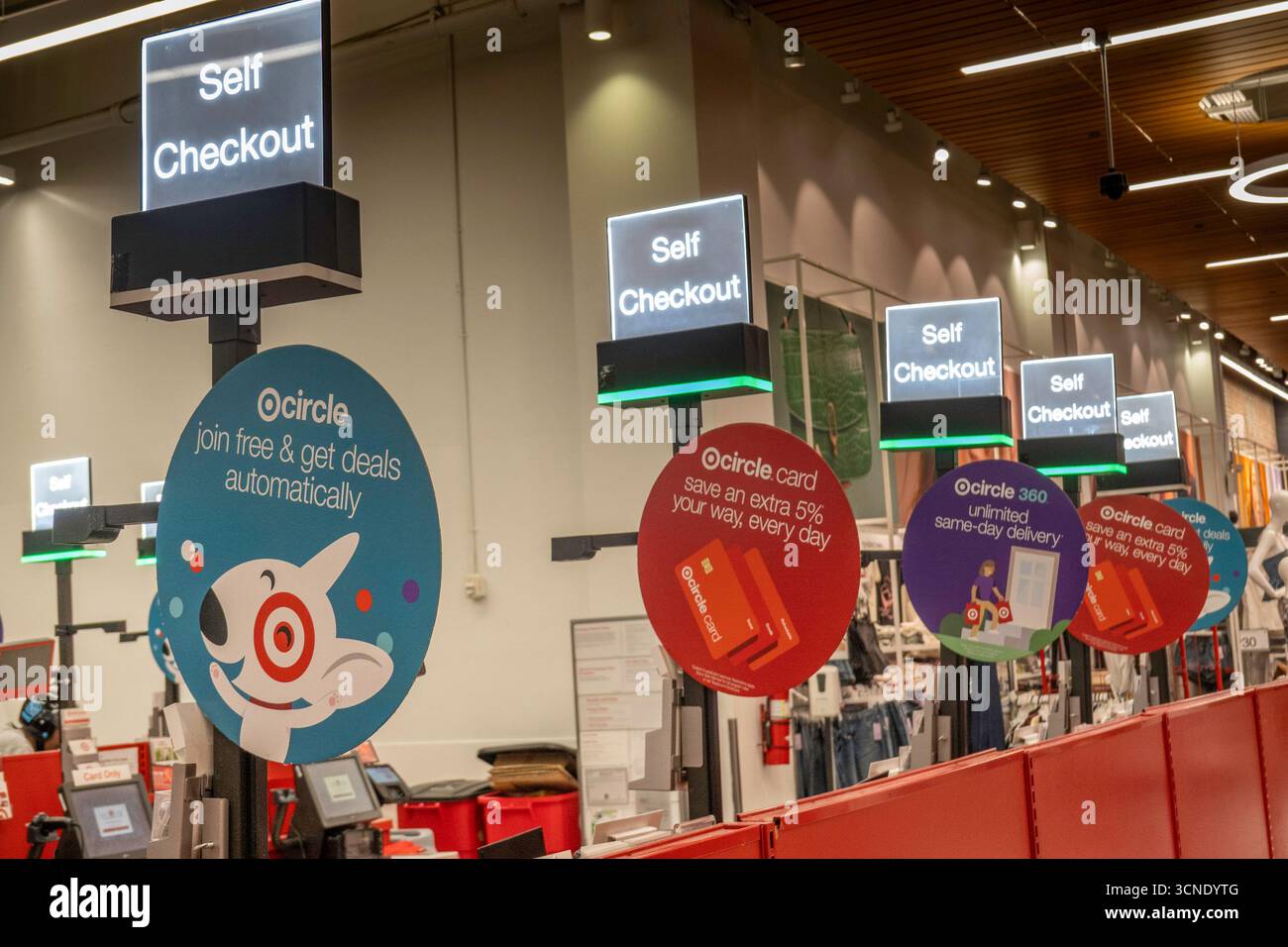 Self-Service-Checkout-Stände, Target Department Store, 2025, New York City, USA Stockfoto