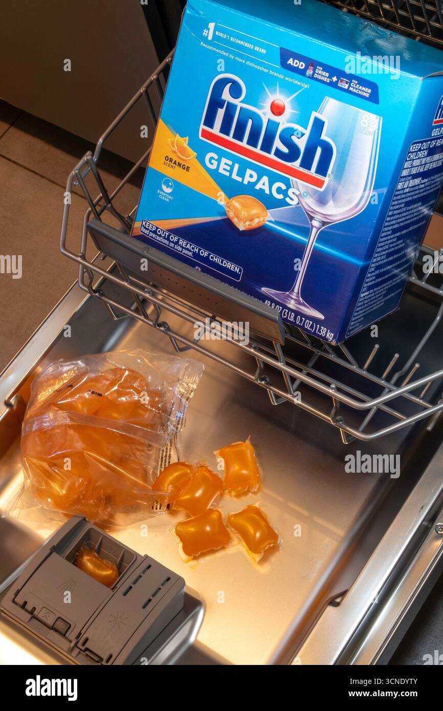 Stellen Sie die Gelpac Pads für Geschirrspüler in einem offenen Geschirrspüler fertig, 2025, USA Stockfoto