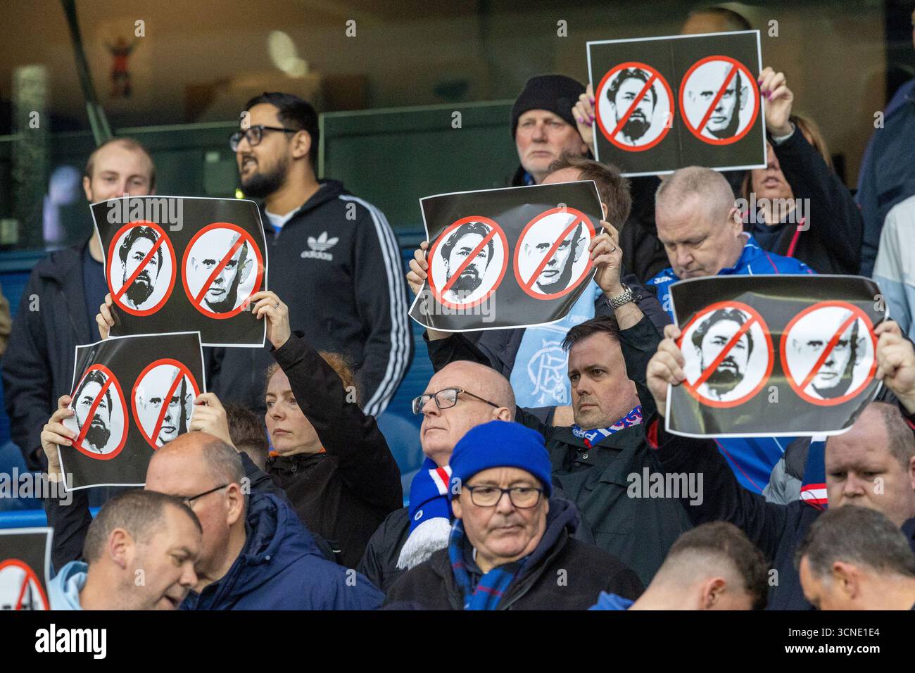 Glasgow, Großbritannien. September 2025. Fans und Fans des Rangers FC im Ibrox-Stadion fordern die Entlassung von Teammanager Russell Martin und Patrick Stewart, CEO, die ihn nach einer Reihe von Niederlagen und schlechten Leistungen der Rangers-Fußballmannschaft seit Beginn der Saison ernannten. Die Rangers liegen derzeit auf Platz 10 in der schottischen Premiership und sind so früh in der Fußballsaison in der Nähe der Abstiegszone. Quelle: Findlay/Alamy Live News Stockfoto