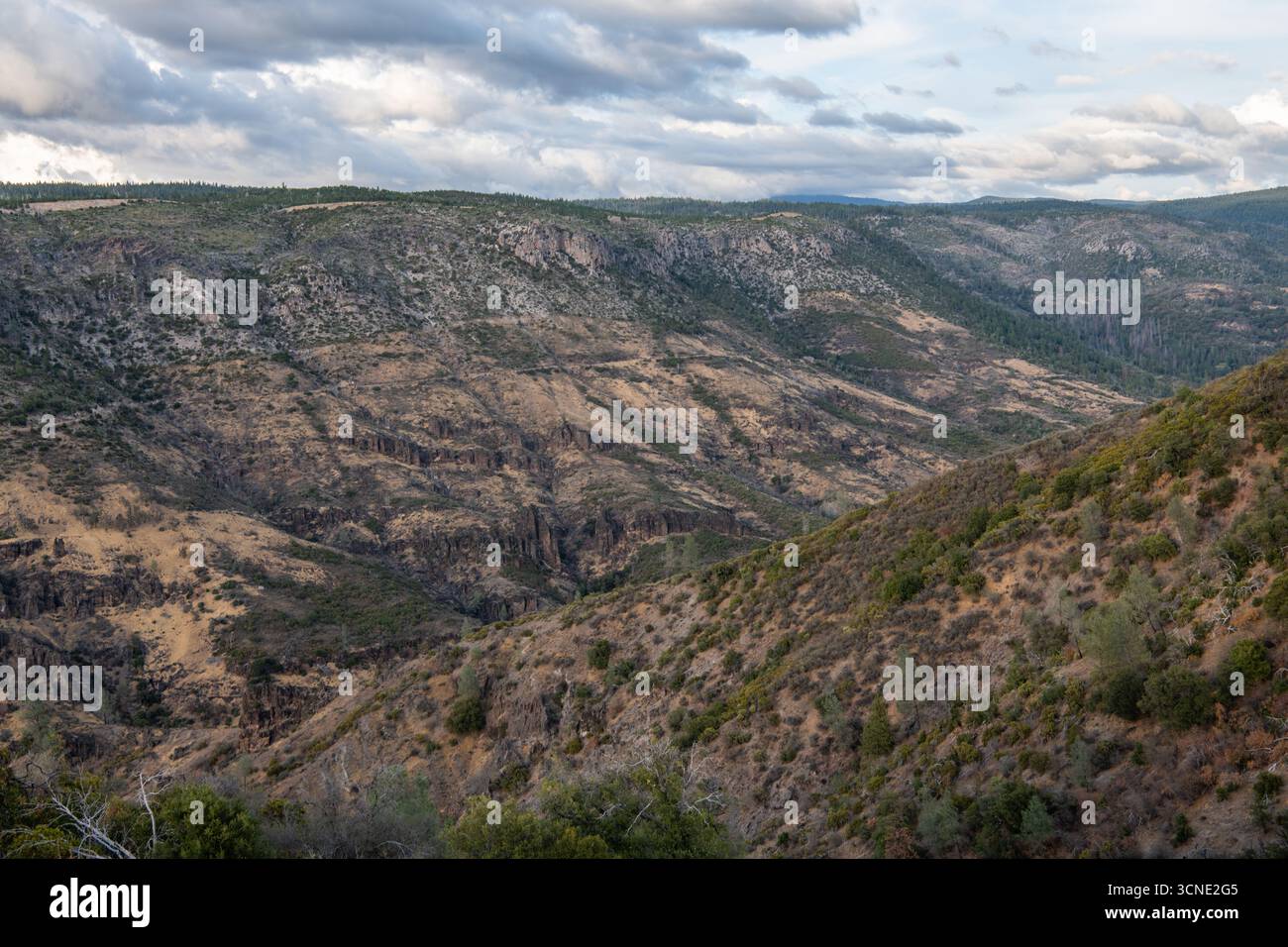 Trockene, raue Landschaft mit Hügeln und Klippen in Nordkalifornien an der Westküste, Nordamerika. Stockfoto